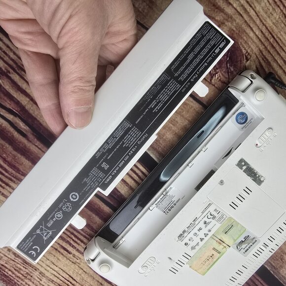 Asus Eee PC 1001P netbook of yore. Miraculously working fine. :-) - Picture 12 of 13